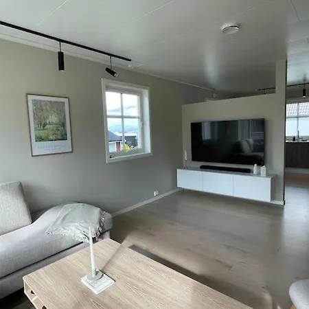 Villa House With 5 Bedrooms, 2 Bathrooms, Available For Ons