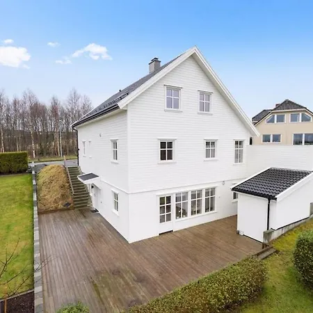 House With 5 Bedrooms, 2 Bathrooms, Available For Ons Villa Stavanger