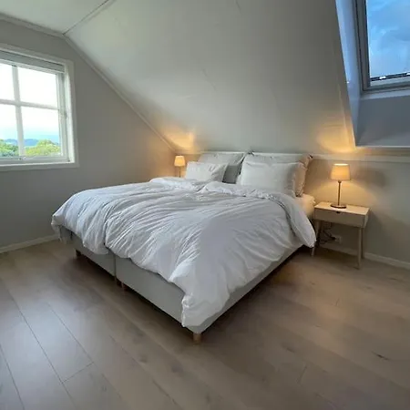 Villa House With 5 Bedrooms, 2 Bathrooms, Available For Ons *