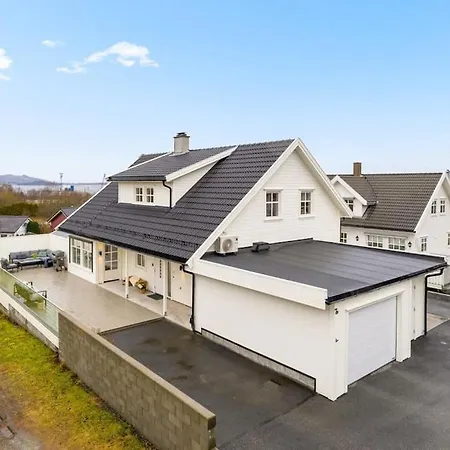 House With 5 Bedrooms, 2 Bathrooms, Available For Ons *